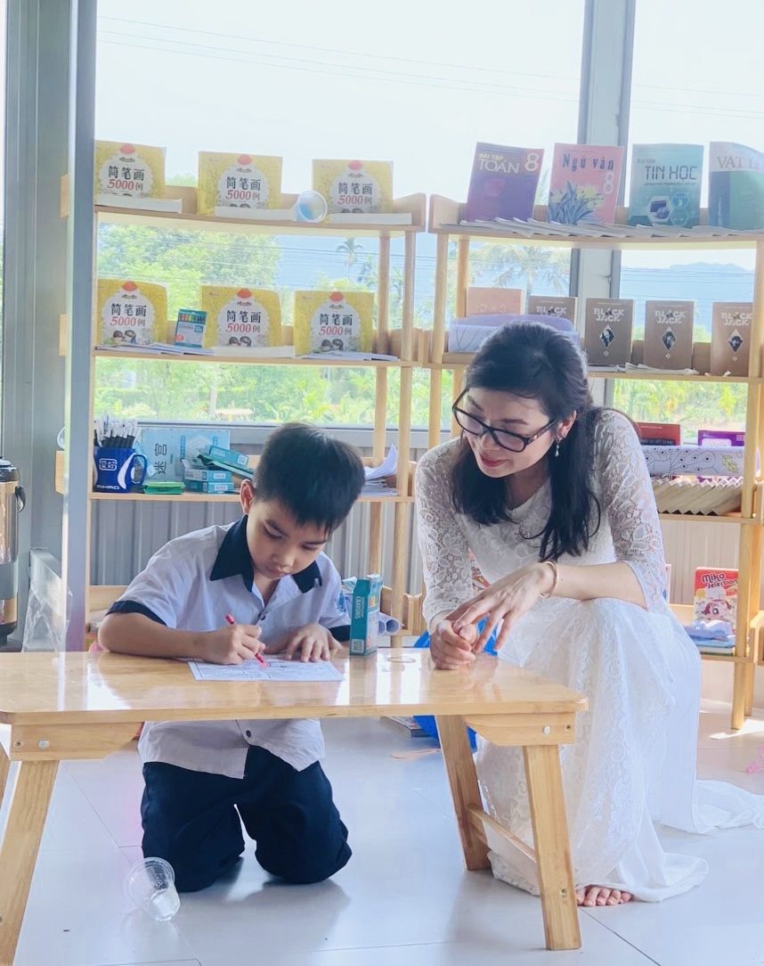 PlanVN supporting a child during a learning activity